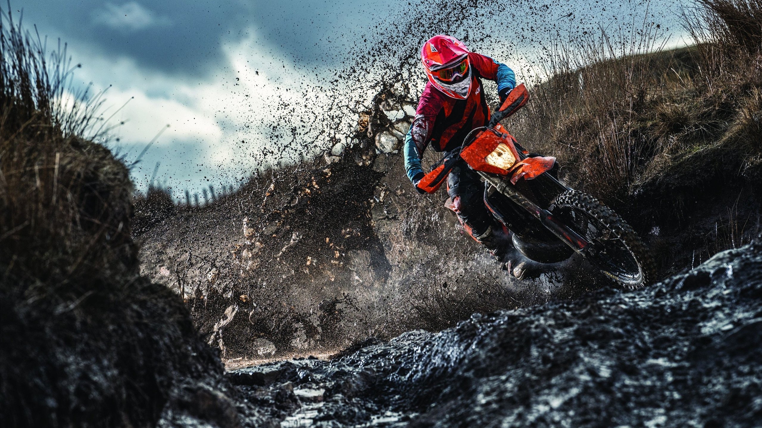 勇士反弹获胜，库里表现依旧抢眼，勇士队员对库里